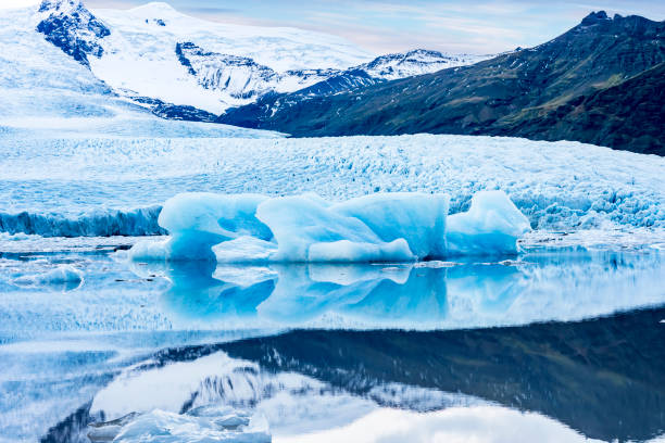 istock Icebergs floating in Jokulsarlon glacial lagoon 639911724