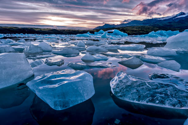 istock Icebergs floating in Jokulsarlon glacial lagoon 639911814