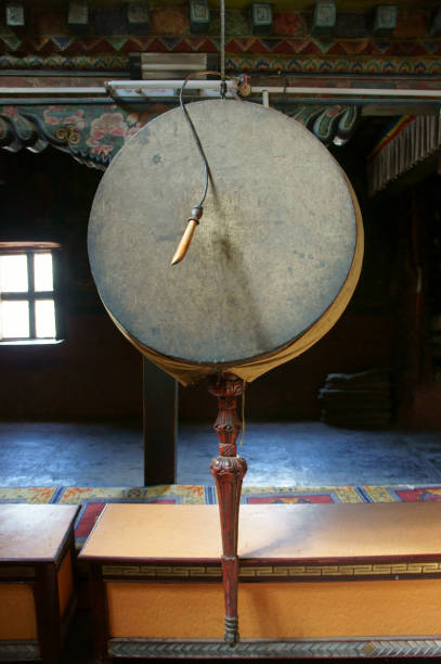 tambour dans le temple bonpo gompa dans le village de lupra - bonpo photos et images de collection