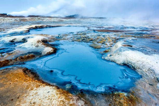 évents de vapeur hverir en islande - sulphur landscape fumarole heat photos et images de collection