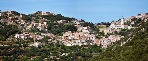 panoramiczny widok na wioskę corbara na korsyce - haute balagne zdjęcia i obrazy z banku zdjęć