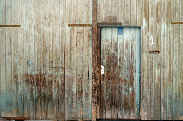 istock old wooden door 639917120