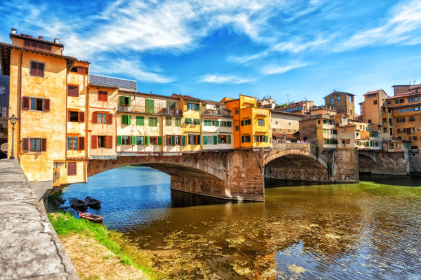 el ponte vecchio de florencia, italia - florence italy italy bridge international landmark fotografías e imágenes de stock