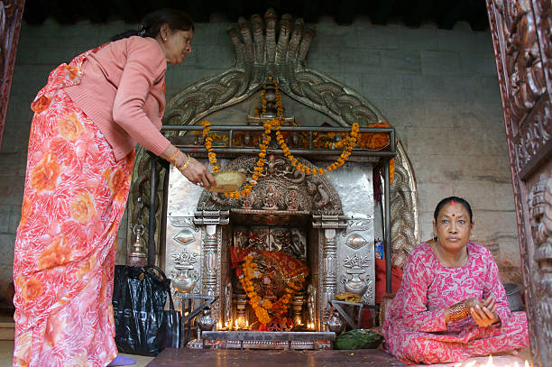 świątynia hiranyavarna mahavihara (złota świątynia) - newar zdjęcia i obrazy z banku zdjęć