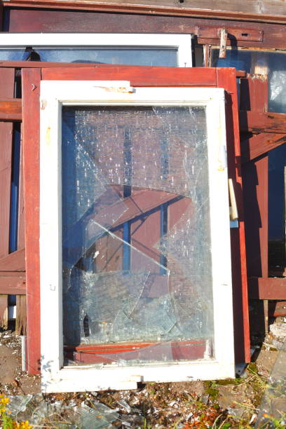 двери и окна - sperrmüll стоковые фото и изображения