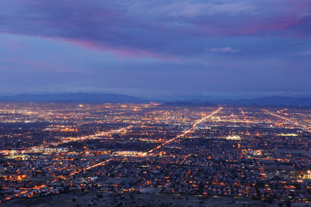 widok na metro phoenix w ciemności - phoenix arizona skyline desert zdjęcia i obrazy z banku zdjęć