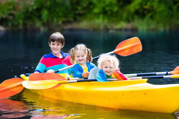dzieci kajakarstwo na rzekę - summer camp child teenager kayak zdjęcia i obrazy z banku zdjęć