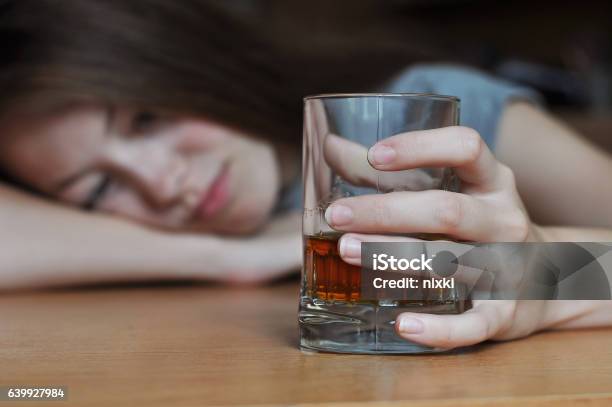 Foto de Viciada Embriagada e mais fotos de stock de Bebida alcoólica - Bebida alcoólica, Beber, Alcoolismo