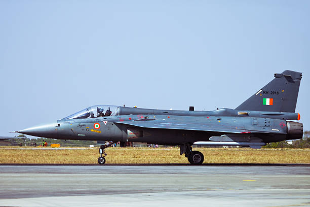 tejas opodatkowania przeszłości widzów w aero india - armed forces airshow fighter plane airplane zdjęcia i obrazy z banku zdjęć