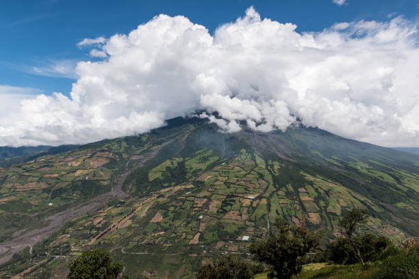 wulkan tungurahua i krajobraz banos ekwador - wanderurlaub zdjęcia i obrazy z banku zdjęć