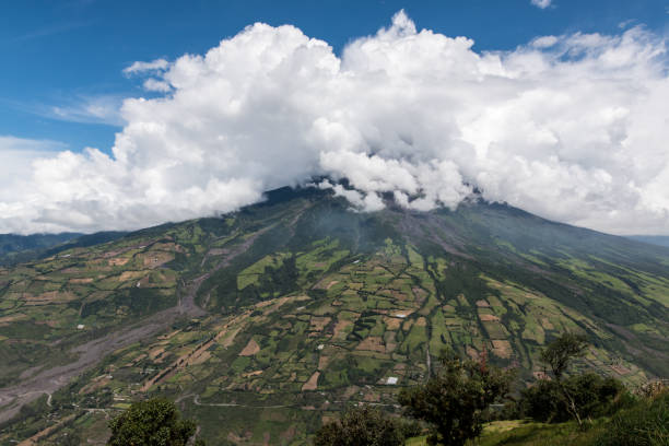 вулкан тунгурауа и ландшафт баноса эквадора - wanderurlaub стоковые фото и изображения