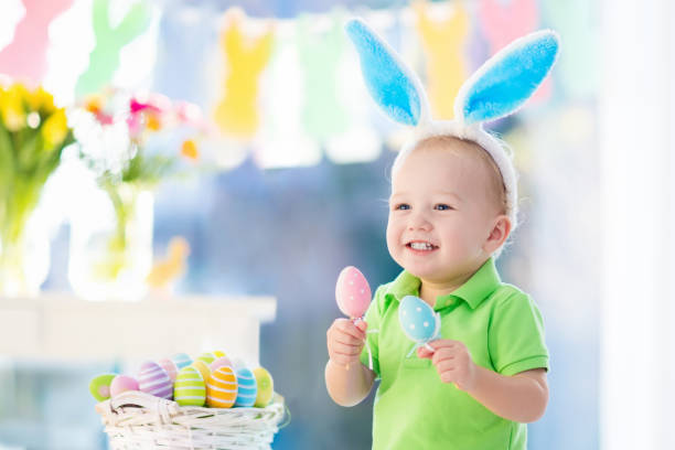 małe dziecko z króliczymi uszami na polowaniu na jajka wielkanocne - easter baby rabbit eggs zdjęcia i obrazy z banku zdjęć