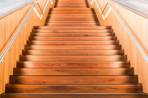 escalier en bois, arrière-plan avec espace de copie - entrance hall mansion indoors inside of photos et images de collection