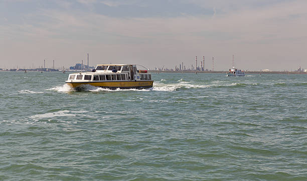 żagle autobus wodny w lagunie weneckiej, włochy. - chimney lagoon island canal zdjęcia i obrazy z banku zdjęć