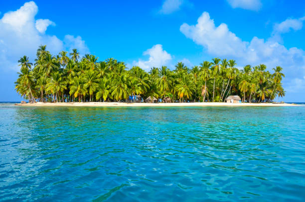 istock Paradise Tropical Island - San Blas archipelago in Panama 639953158