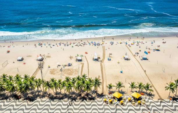 copacabana beach à angle élevé, rio de janeiro - plage de leblon photos et images de collection