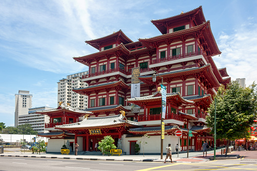 Chinatown, Singapore - August 21 2007: The Buddha Tooth Relic Temple (新加坡佛牙寺龙华院) is located on South Bridge Road in the Chinatown district of Singapore. It is based on the Tang dynasty architectural style and built to house the tooth relic of the historical Buddha. It is one of the most recognisable landmarks in Chinatown.