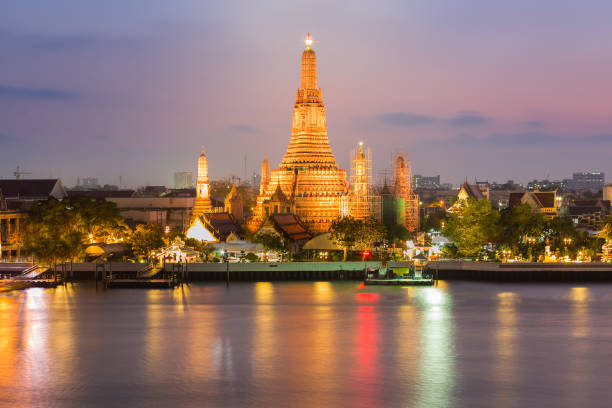 istock Twilight view of Wat Arun Temple waterfront 639962664
