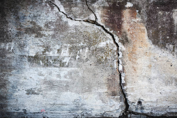 istock Big crack in concrete wall 639963558