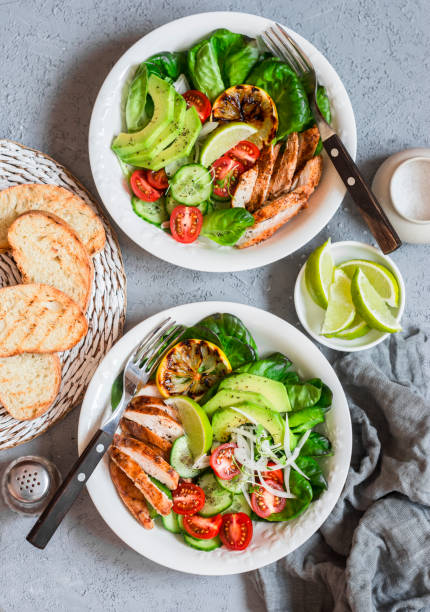 grillowany kurczak i sałatka ze świeżych warzyw. koncepcja zdrowej diety - arugula cooked spice lettuce zdjęcia i obrazy z banku zdjęć