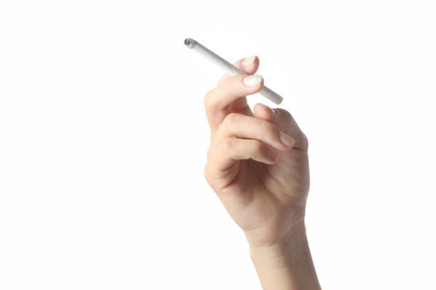 담배를 들고 있는 손의 스튜디오 촬영 - holding cigarette 뉴스 사진 이미지