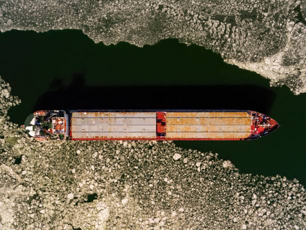 грузовое судно на ледяной реке зимой. - winter river стоковые фото и изображения