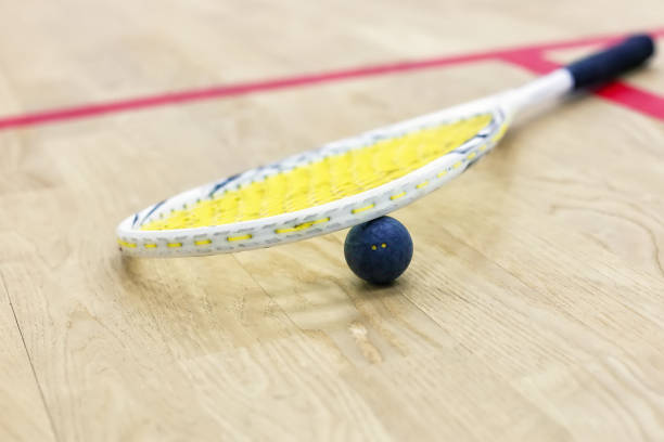 primer plano de la raqueta de squash y la pelota - squash racketball sport exercising fotografías e imágenes de stock