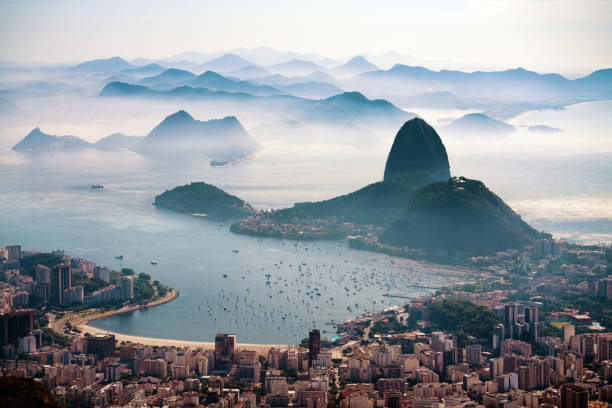 góra sugarloaf w porannej mgle i zatoce botafogo - rio de janeiro guanabara bay sugarloaf mountain beach zdjęcia i obrazy z banku zdjęć