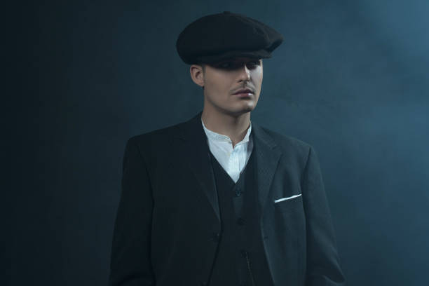 retrò anni '20 gangster inglese che indossa abito e berretto piatto. - 20s businessman suit people foto e immagini stock