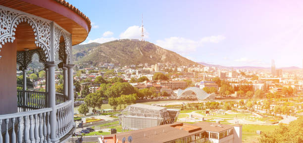 vista panoramica di tbilisi con vecchio balcone - mtkvari foto e immagini stock