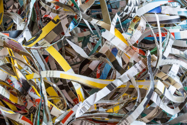 papier déchiqueté - broyeur de branches photos et images de collection