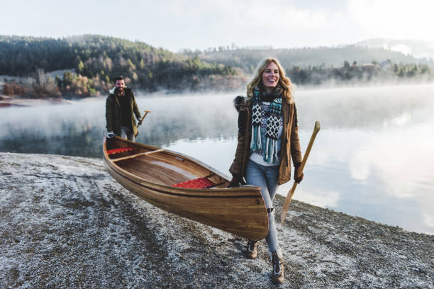 in corso un'avventura - canoeing people traveling camping couple foto e immagini stock