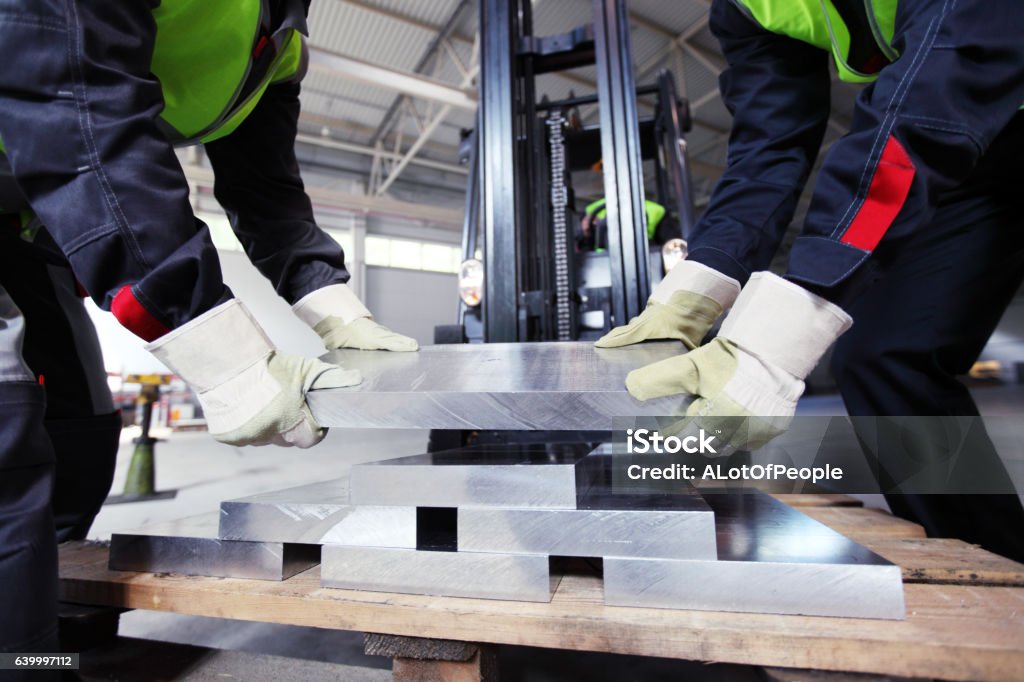Arbeitnehmer, die aluminium Sattelgurt befestigt wird - Lizenzfrei Aluminium Stock-Foto