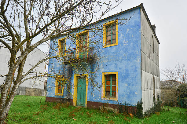 vista frontale di una colorata casa abbandonata - portomarin foto e immagini stock