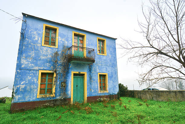 カラフルな放棄された家 - portomarin ストックフォトと画像