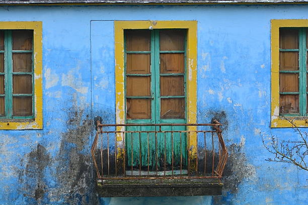 balcone di una colorata casa abbandonata - portomarin foto e immagini stock