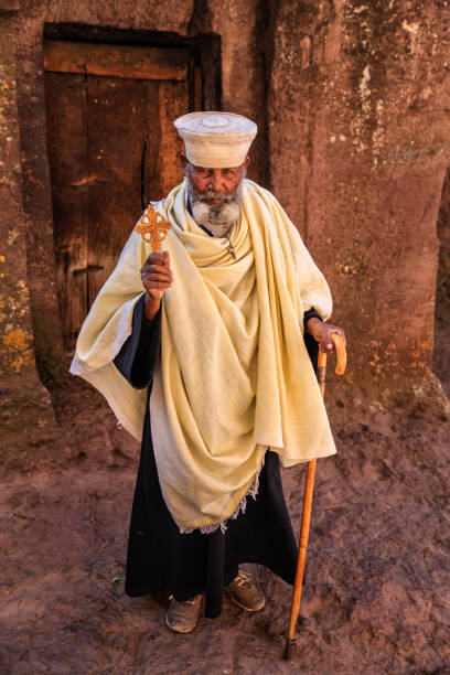 sacerdote católico de iglesias laceras de lalibela. etiopía, áfrica oriental - saint giorgis fotografías e imágenes de stock