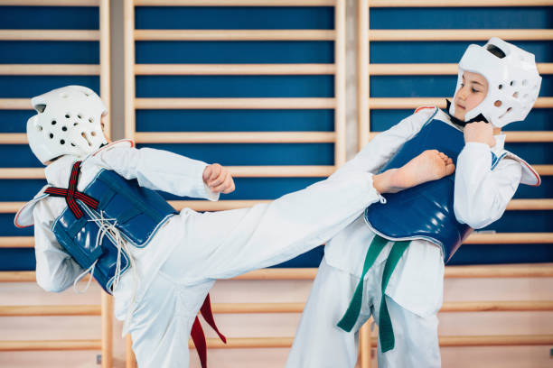 children sparing in tae kwon do - do kwon 個照片及圖片檔