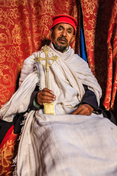 sacerdote de la iglesia de san jorge, lalibela. etiopía,áfrica - saint giorgis fotografías e imágenes de stock