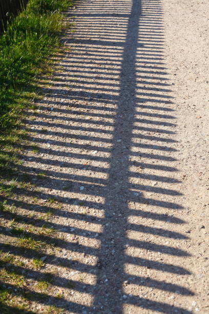 zaun - sandweg fotografías e imágenes de stock