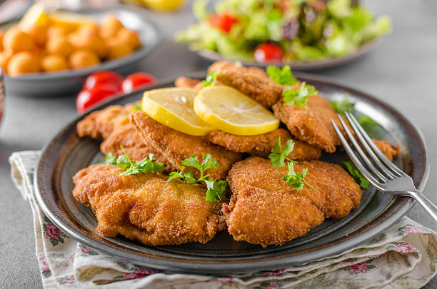 weiner alemán empanado casero - viennese schnitzel fotografías e imágenes de stock