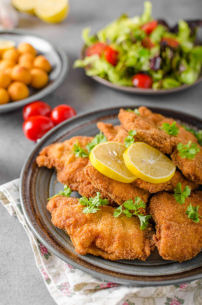 domowe panierowane niemiecki weiner - weiner schnitzel zdjęcia i obrazy z banku zdjęć