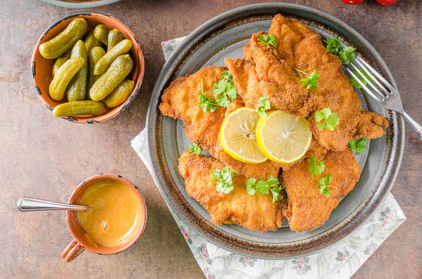 domowe panierowane niemiecki weiner - weiner schnitzel zdjęcia i obrazy z banku zdjęć