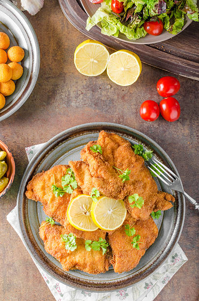 domowe panierowane niemiecki weiner - weiner schnitzel zdjęcia i obrazy z banku zdjęć