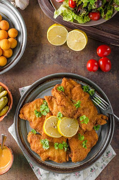 domowe panierowane niemiecki weiner - weiner schnitzel zdjęcia i obrazy z banku zdjęć