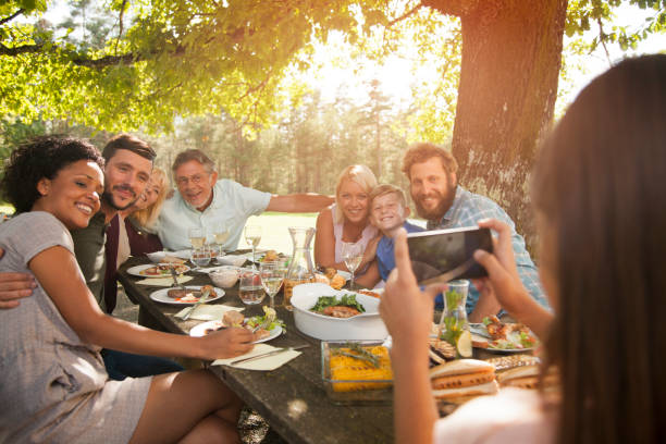 prendre une photo d’une grande famille. - mobile phone group of people photographing teenager photos et images de collection