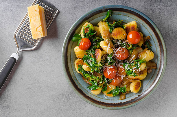 Gnocchi with spinach, garlic and tomatoes