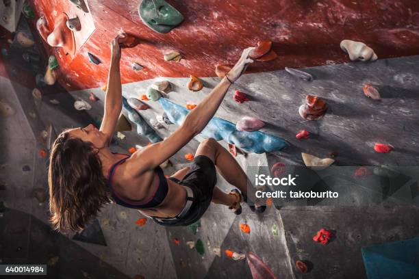 Frauentraining Auf Übungskletterwand Indoor Stockfoto und mehr Bilder von Bouldering - Bouldering, Frauen, Klettern