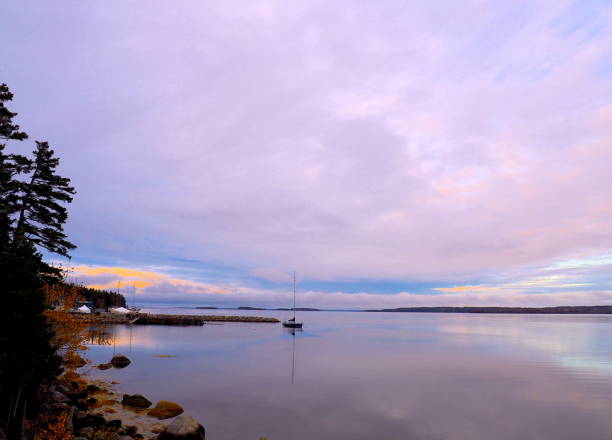 una barca a vela - mahone bay foto e immagini stock