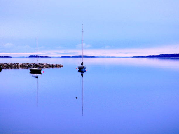 due barche con loon - mahone bay foto e immagini stock